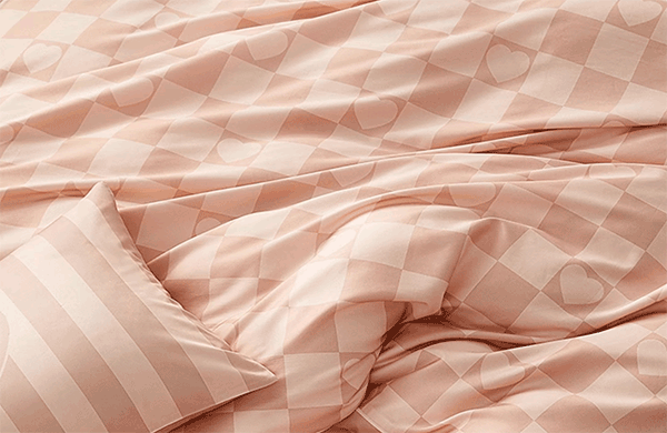 怎样选择适合婚庆的床单四件套？？？？？？怎样挑选适合自己家庭气概的婚庆床单四件套？？？？？？